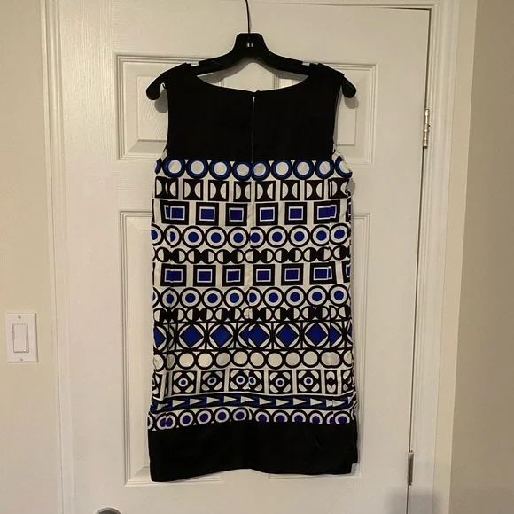 Chic Dress with Blue Pattern - Picture 2 of 4